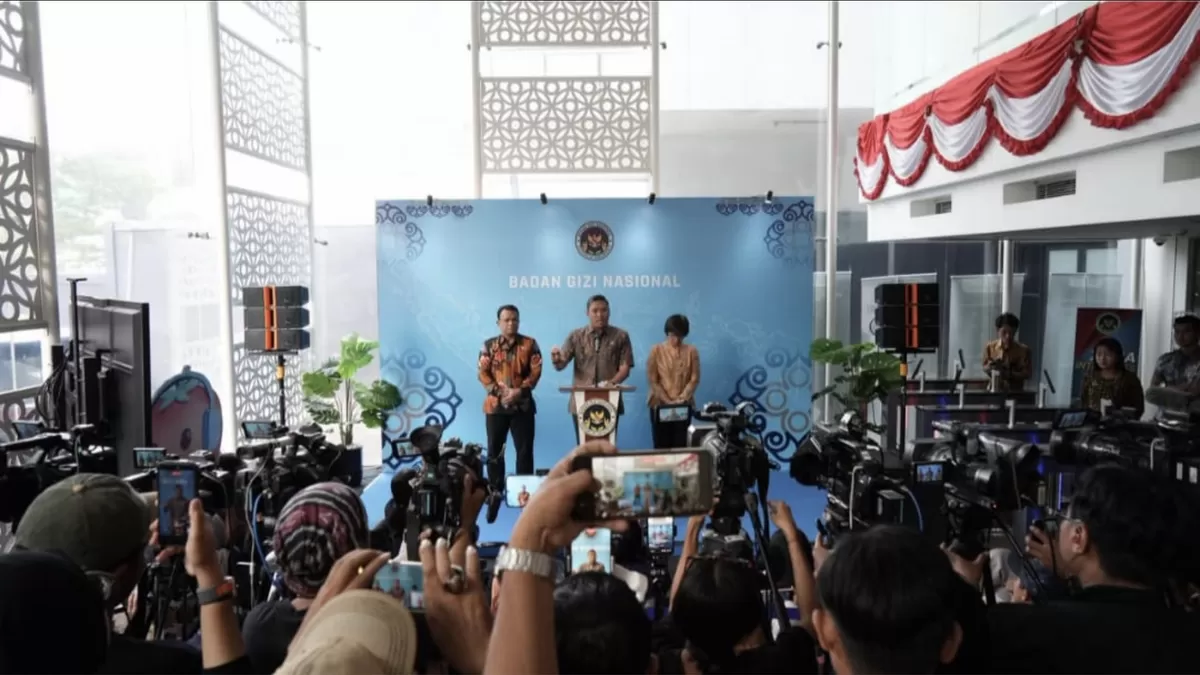 Kepala Badan Gizi Nasional Sudaryono,  saat mengumumkan hasil penyisiran terhadap ribuan rekening virtual akun Satuan Pelayanan Pemenuhan Gizi. (Humas BGN.)