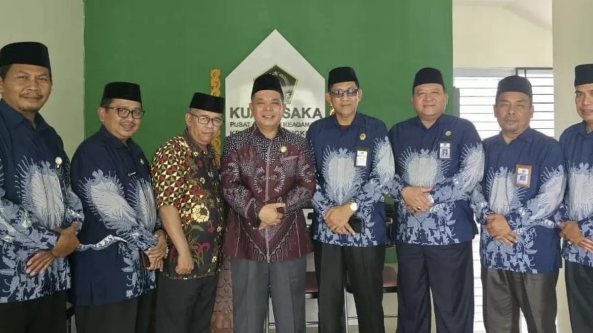 Photo bersama Kepala Kantor Kementerian Agama Kota Batam usai kunjungan kerja sekaligus monitoring, evaluasi ke Kantor Urusan Agama Kecamatan Bengkong. (Kemenag Batam.)