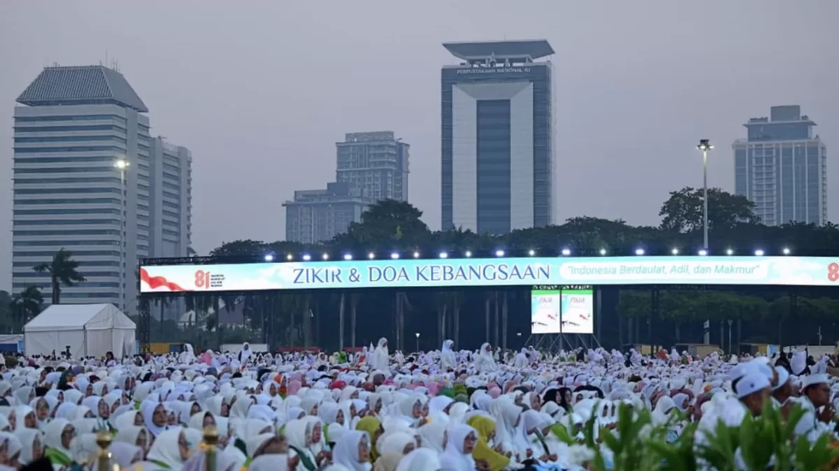 Puluhan ribu insan dari berbagai penjuru tanah air berkumpul dalam acara Zikir dan Doa Kebangsaan, kawasan Monumen Nasional, Sabtu malam 1 Agustus 2026. (Photo Ist.)