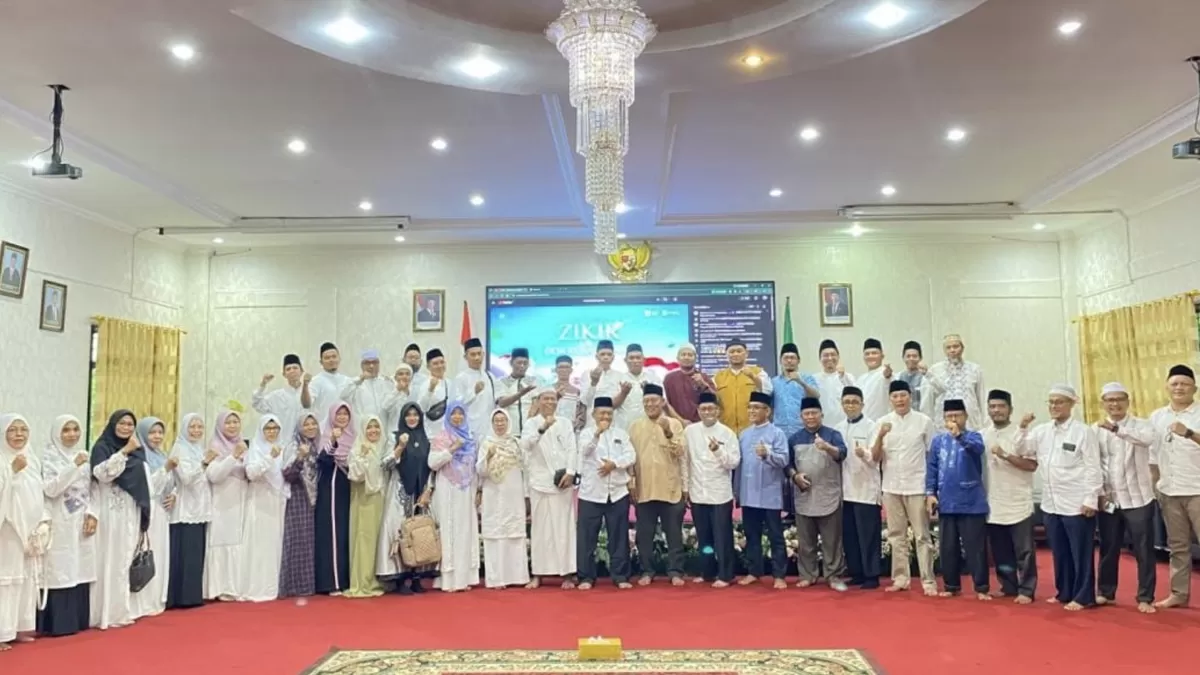 Aparatur Sipil Negara dari Kanwil Kemenag Kepri, Kemenag Kota Tanjungpinang, berkumpul mengikuti Zikir dan Doa Kebangsaan secara daring. (Humas Kemenag Kepri.)