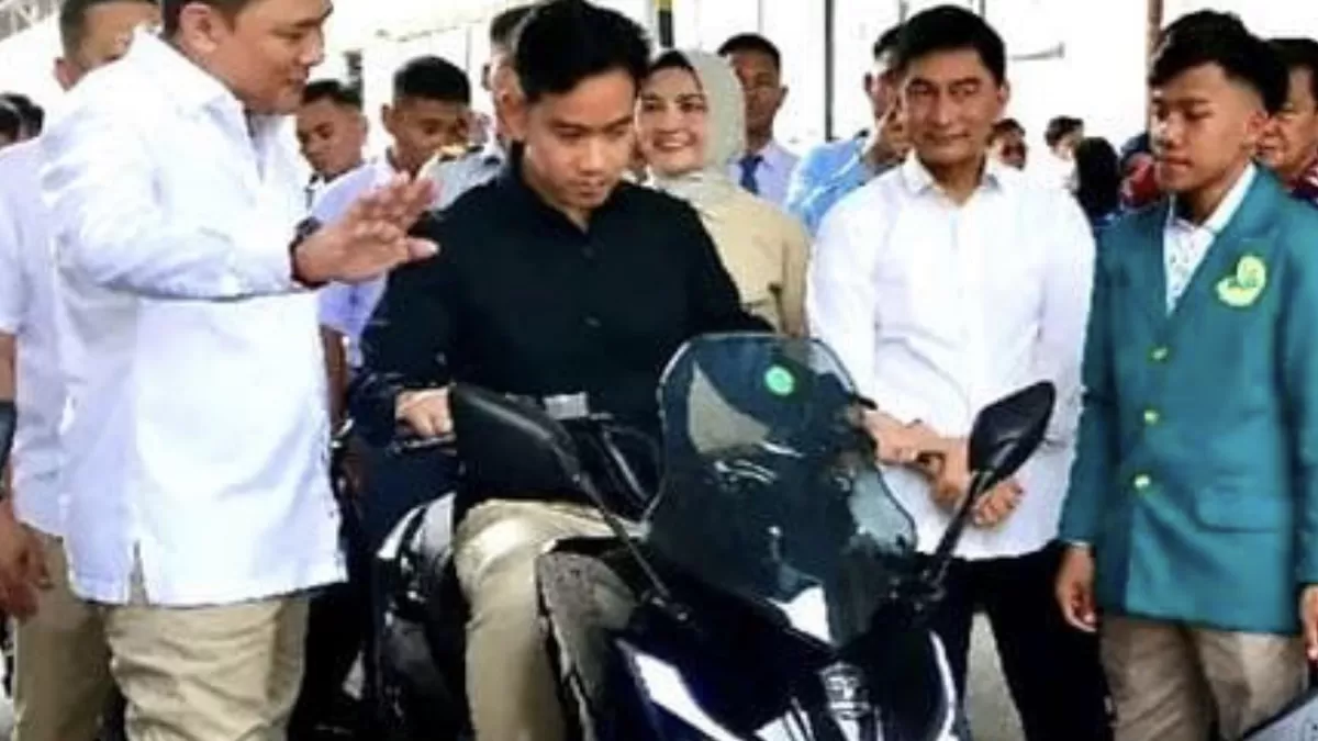 Wakil Presiden RI Gibran Rakabuming Raka, menjajal langsung skuter listrik Tangkas X7 New buatan dalam negeri. (Photo Wapresri.go.id)