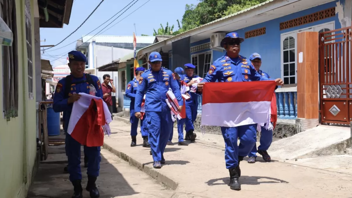 Direktorat Kepolisian Perairan dan Udara Polda Kepulauan Riau bagikan sebanyak 1.000 Bendera Merah Putih pada warga Pulau Kasu, Batam. (Humas Polda Kepri.)