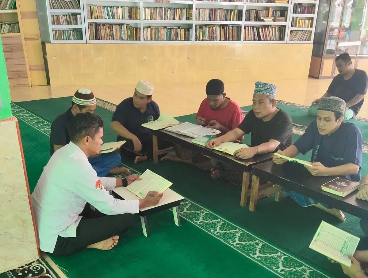 Kantor Urusan Agama (KUA) Kecamatan Batu Ampar, Ustaz Nazir, S.Sos.I., saat melaksanakan pembinaan rutin bagi WBP di Lapas Kelas IIA Batam. (Humas KUA Batu Ampar.)