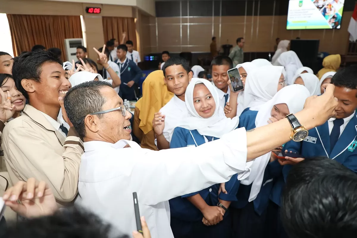 Siswa menyalami dan photo bersama Wali Kota Batam, Amsakar Achmad, di Kantor Wali Kota Batam. (Humas Diskominfo Batam)