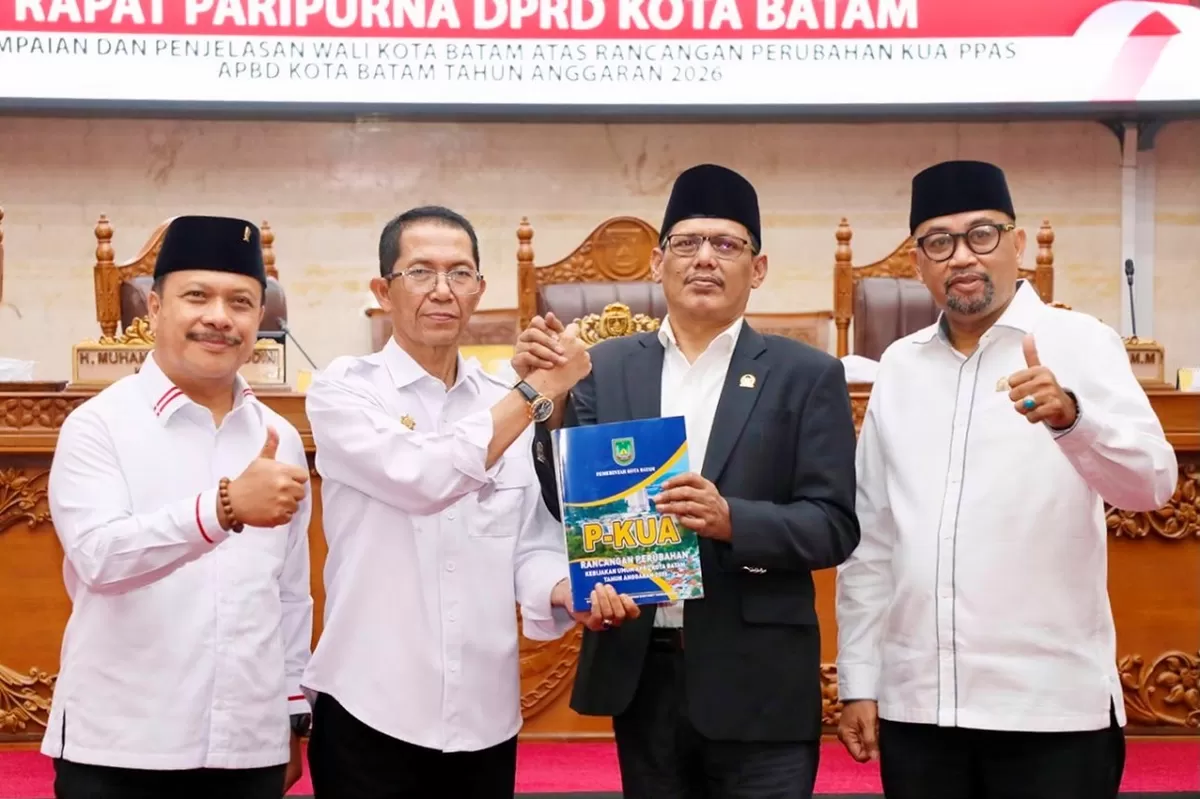  Wali Kota Batam, Amsakar Achmad, menyerahkan Rancangan Perubahan KUA-PPAS kepada pimpinan DPRD Batam saat Sidang Paripurna di Kantor DPRD Batam, Senin, 3 Agustus 2026 (HUMAS DISKOMINFO BATAM )