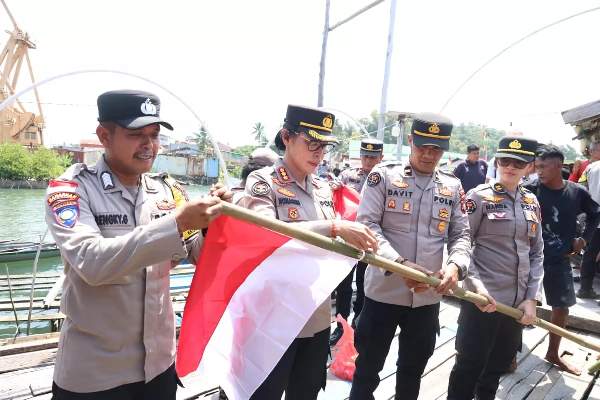 Kabidhumas Polda Kepri Kombes Pol. Dr. Nona Pricillia Ohei, didampingi pejabat utama, Kapolsek Belakang Padang. (Humas Polda Kepri.)