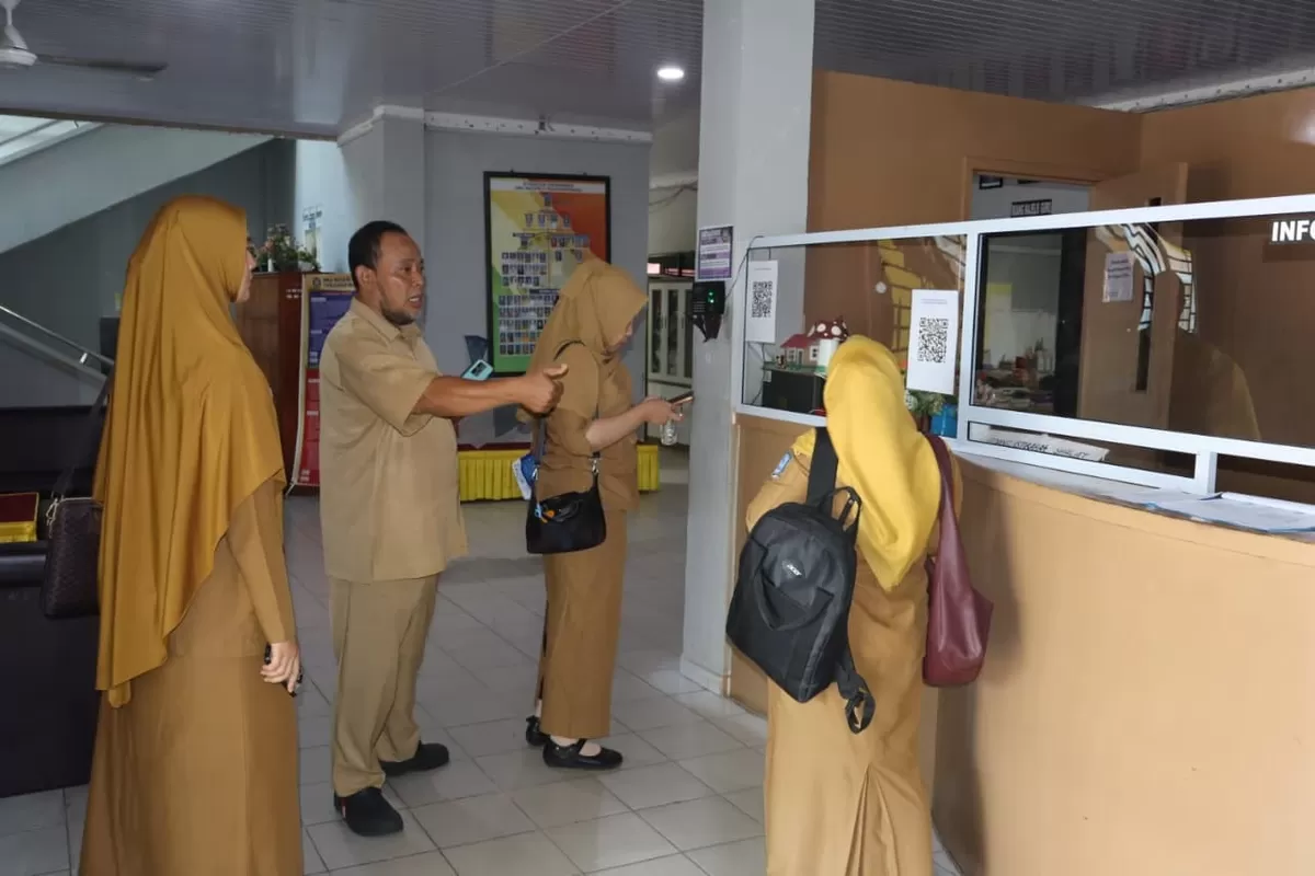 Tim menyisir kelengkapan dokumen, standar pelayanan, mekanisme pengaduan, hingga ketersediaan sarana pendukung di lingkungan sekolah. (Disdik Kepri.)