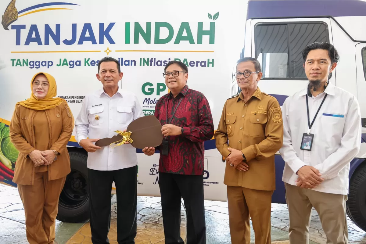 Gubernur Kepulauan Riau Ansar Ahmad menerima armada Tanggap Jaga Kestabilan Inflasi Daerah (Tanjak Indah) dari Kepala Perwakilan Bank Indonesia Kepri Rony Widijarto. (Humas Diskominfo Kepri.)