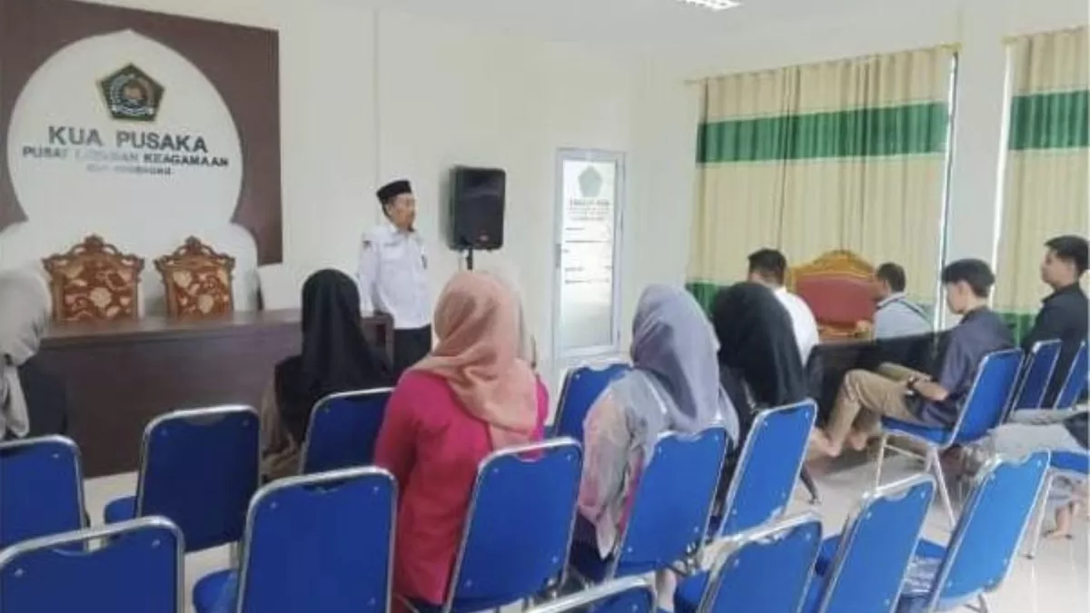 Enam pasang calon pengantin berkumpul saat mengikuti kegiatan Bimbingan Perkawinan. (Muhammad Kamil.)