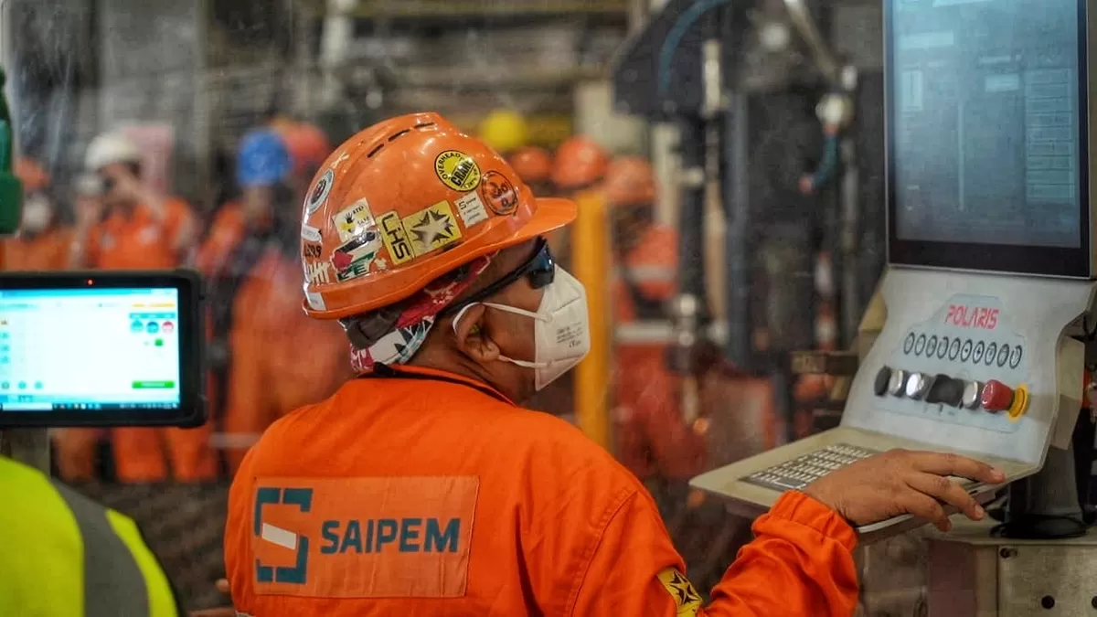 Pekerja proyek pemotongan baja PT Saipem Indonesia Karimun Yard, Kepala Perwakilan BI Provinsi Kepri, Rony Widijarto menyampaikan sektor industri masih menjadi penopang utama pertumbuhan ekonomi di Kepulauan Riau. (Diskominfo Kepri.)