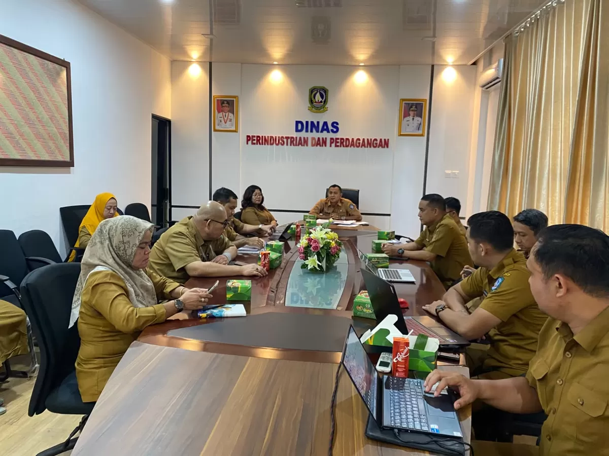  (Rapat perwakilan Inspektorat, Diskominfo, Biro Pengadaan Barang dan Jasa, serta seluruh anggota Tim P3DN.)