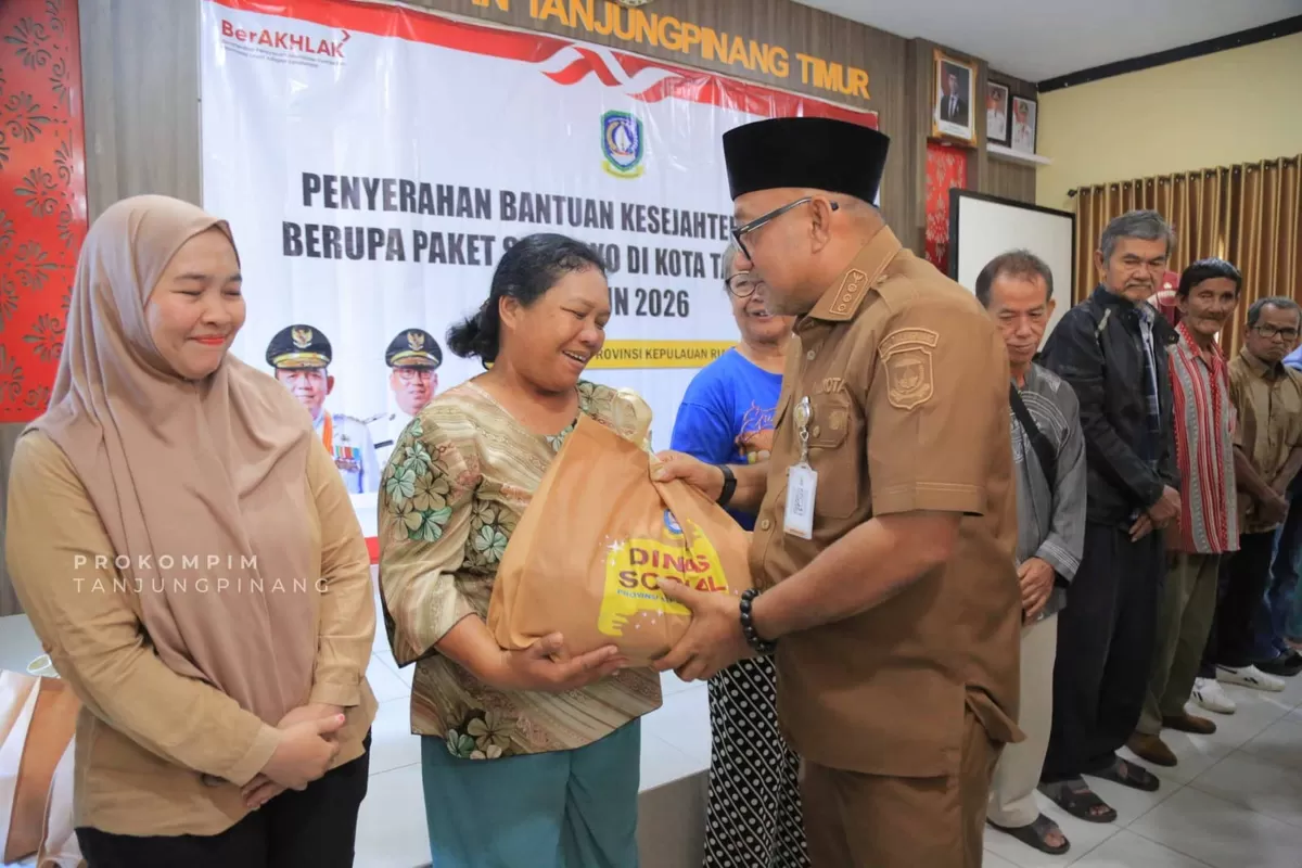 Wali Kota Tanjungpinang H. Lis Darmansyah, S.H., saat serahkan paket sembako ke warga di Kecamatan Tanjungpinang Timur, Bukit Bestari, hingga Tanjungpinang Kota. (Humas Pemko Tanjungpinang.)