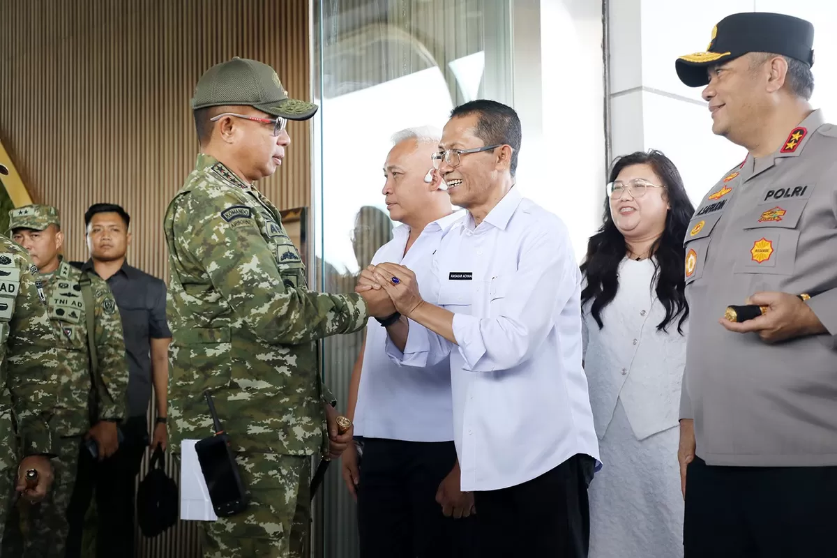 Wali Kota Batam Amsakar Achmad secara langsung menyambut kedatangan Panglima TNI Jenderal Agus Subiyanto beserta rombongan. (Humas Diskominfo Batam )