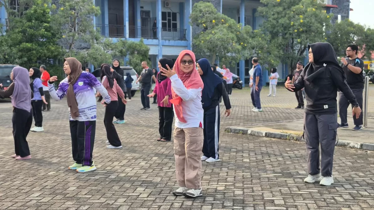 Seluruh pegawai Disdik berkumpul untuk mengikuti rangkaian kegiatan senam bersama (Humas Disdik Kepri )