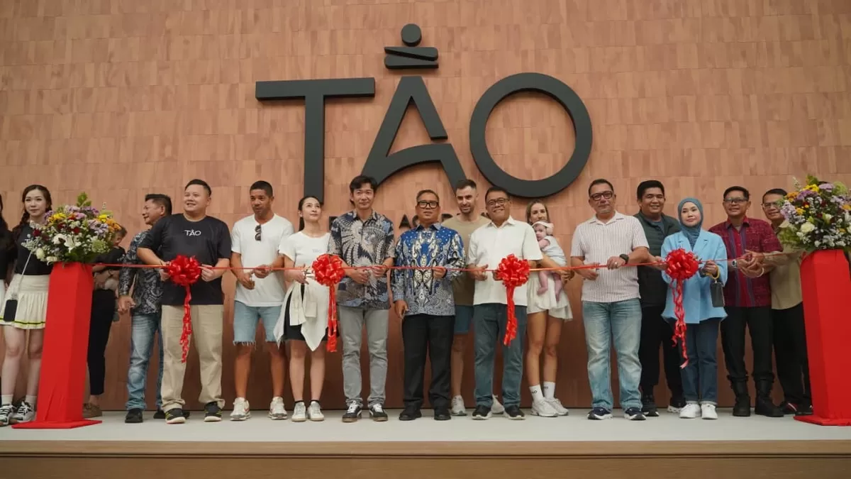 Wakil Gubernur Kepulauan Riau Nyanyang Haris Pratamura photo bersama saat menghadiri peresmian tahap awal atau soft opening TAO Sport Club (Humas Diskominfo Kepri )