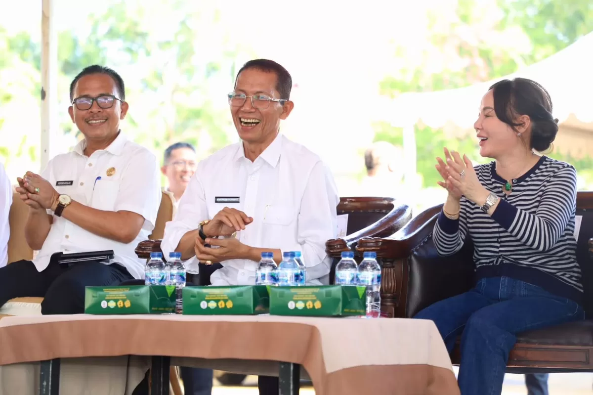 Wali Kota Batam, Amsakar Achmad, bersama Wakil Wali Kota Batam, Li Claudia Chandra, dan Kepala Disdik Batam, Hendri Arulan, menghadiri silaturahmi bersama guru dan tenaga kependidikan di Dataran Engku Putri, Batam Centre. (Humas Diskominfo Batam )