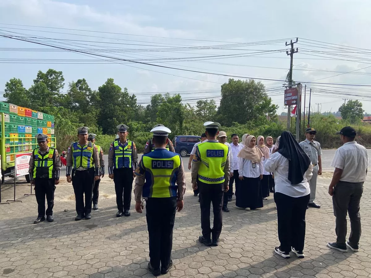 Petugas Satlantas Polres Bintan persiapan melakukan pemeriksaan pajak kendaraan dan penertiban dalam berkendara di Bundaran km 16, Kamis 6 Agustus 2026.