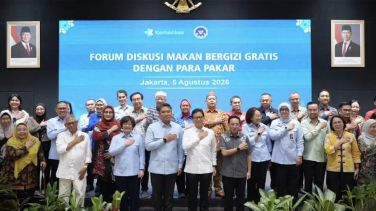 Kepala BGN Sudayono diskusi secara mendalam bersama Menteri Kesehatan Budi Gunadi Sadikin, jajaran, dan para pakar di lingkungan Kementerian Kesehatan. (Humas BGN.)