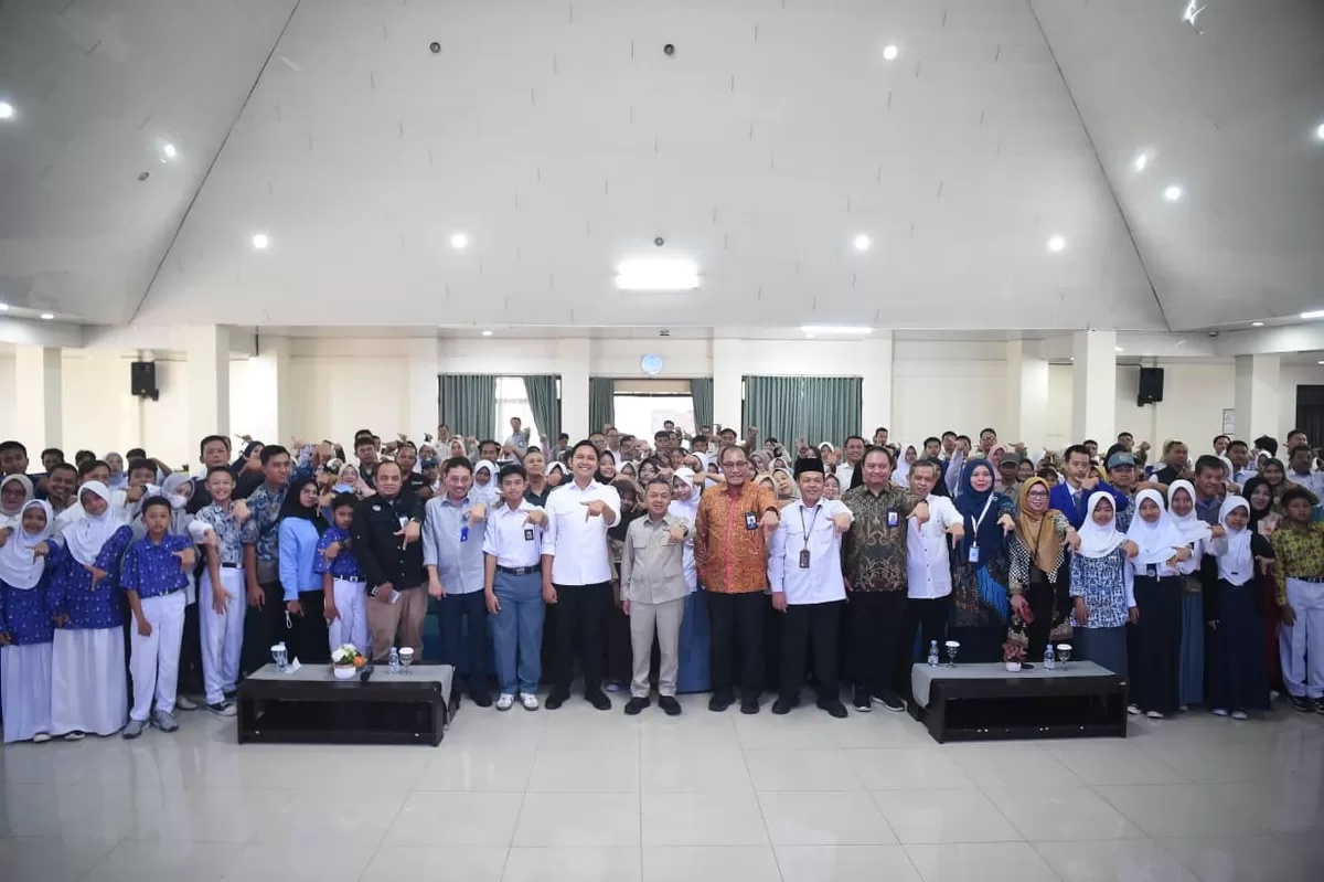 Wakil Menteri Pendidikan Dasar dan Menengah Fajar Riza Ul Haq menyapa langsung para calon siswa dan sesi photo bersama. (Photo Kemendikdasmen )