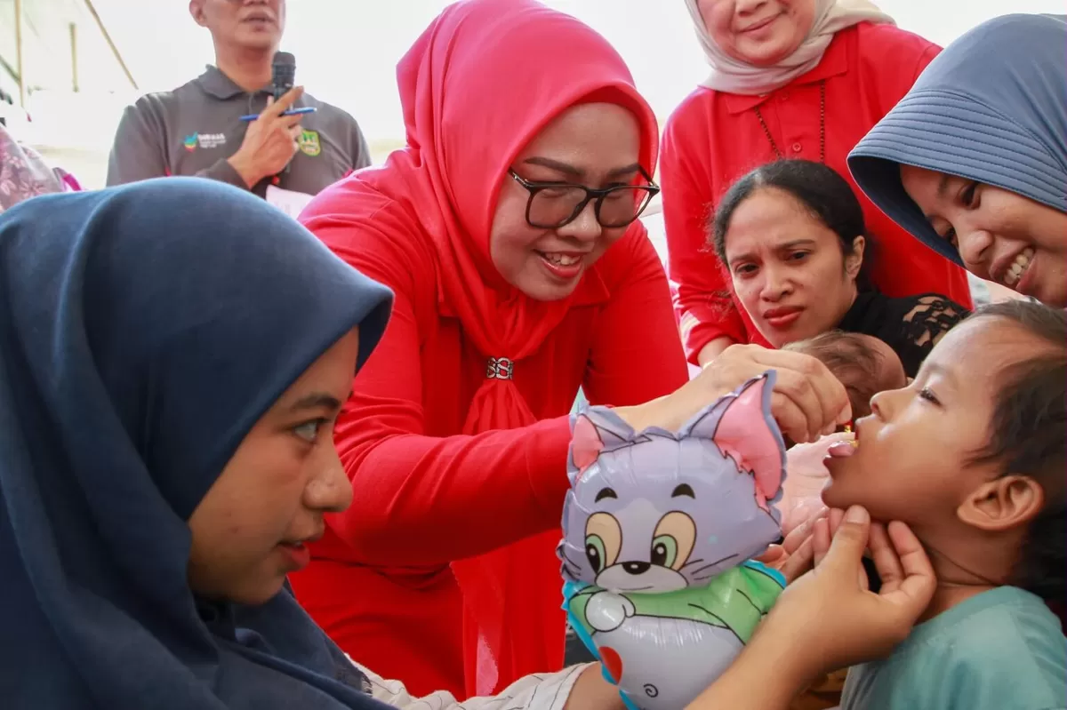 Ketua TP-PKK Batam, Erlita Amsakar, memimpin Pencanangan Intervensi Serentak Pencegahan Stunting di Posyandu Mawar 46, Bengkong Sadai. (Humas Diskominfo Batam )