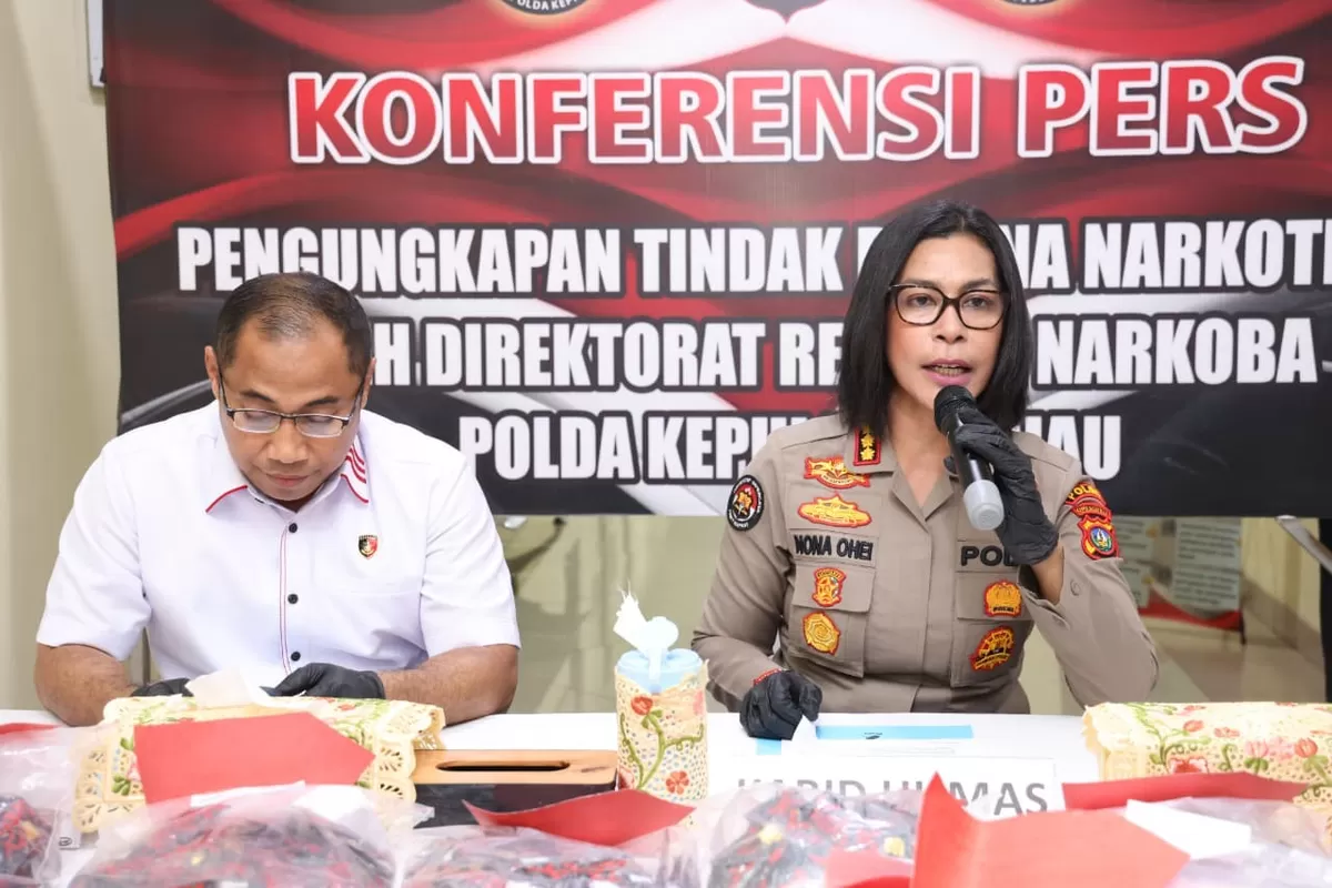 Kabidhumas Polda Kepri Kombes Pol. Dr. Nona Pricillia Ohei, S.I.K., S.H., M.H., mewakili Dirresnarkoba Polda Kepri Kombes Pol. Suyono, S.I.K., S.H., M.H.. (Humas Polda Kepri )
