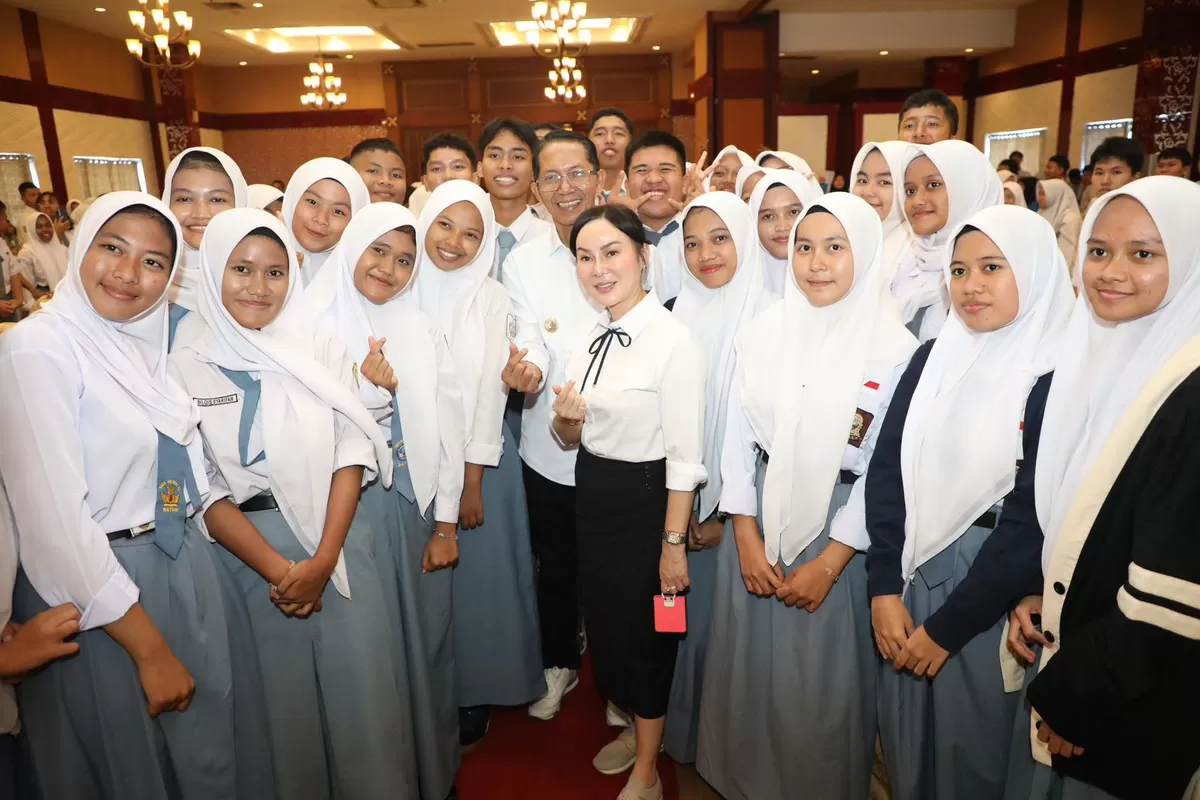 Program beasiswa prioritas Wali Kota Batam Amsakar Achmad dan Wakil Wali Kota Li Claudia Chandra, (Humas Diskominfo Kepri )