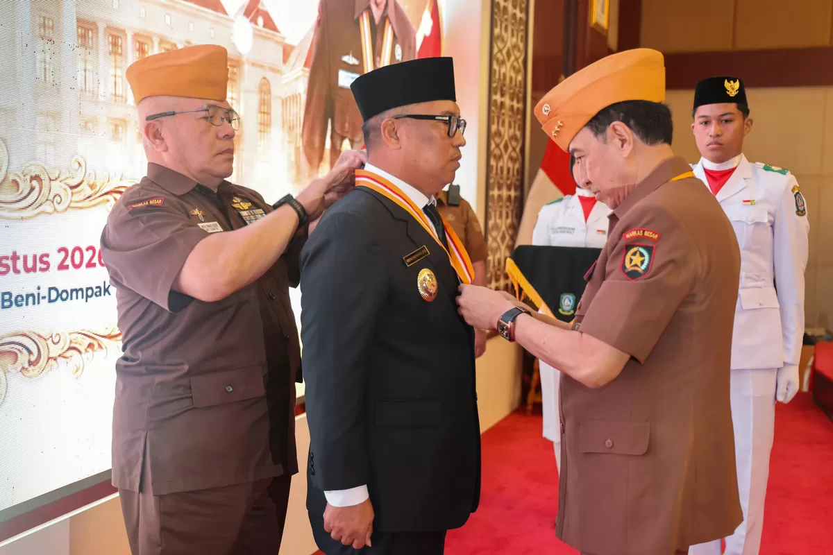Sekretaris Jenderal DPP Legiun Veteran Republik Indonesia (LVRI) Pusat, Laksamana Madya TNI (Purn.) Djoko Sumaryono, menyematkan Anugerah Bintang Veteran Republik Indonesia kepada Wakil Gubernur Kepulauan Riau, Nyanyang Haris Pratamura (Humas Diskominfo Kepri )