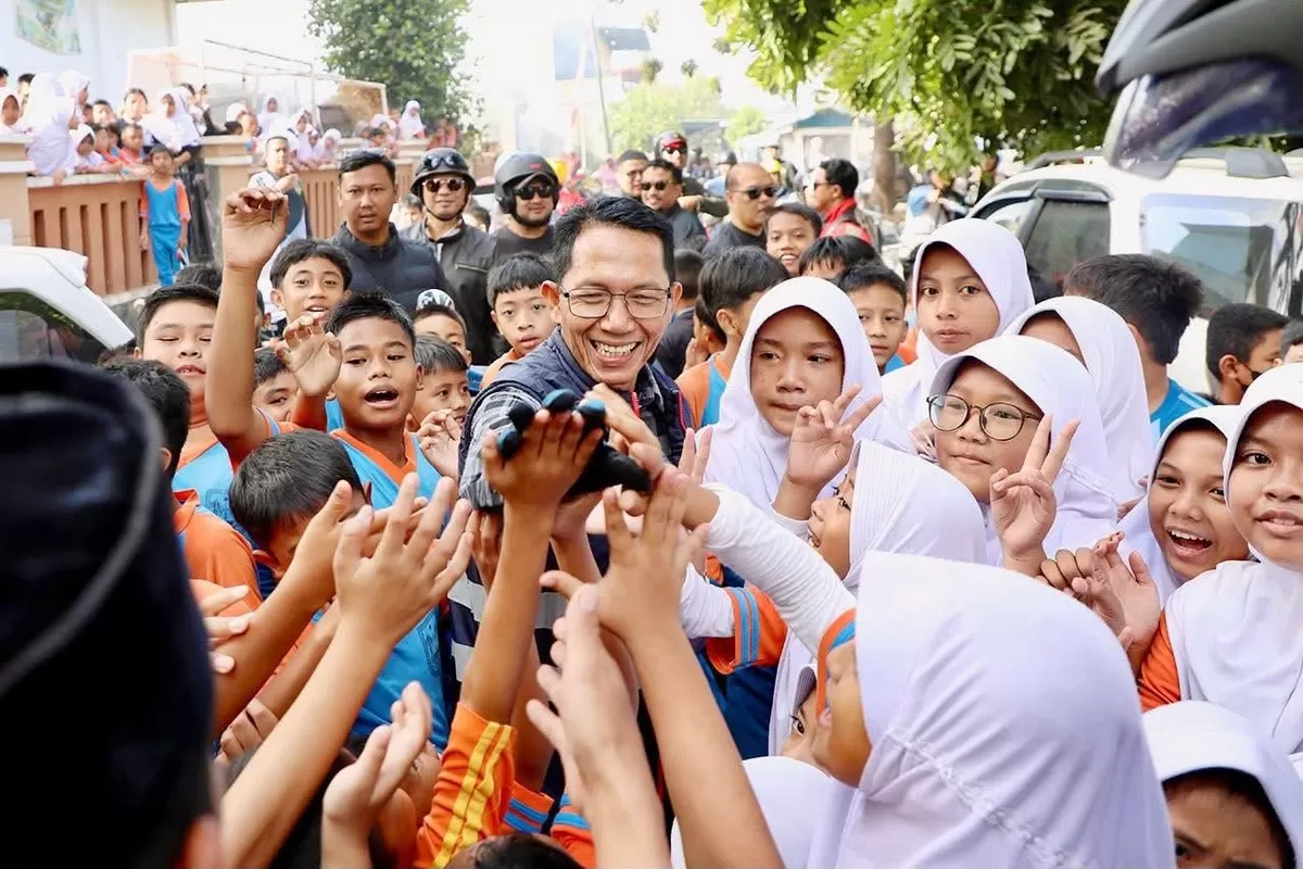 Wali Kota Batam Amsakar Achmad, foto bersama siswa-siswi saat kunjungan di beberapa sekolah (Humas Diskominfo Batam )