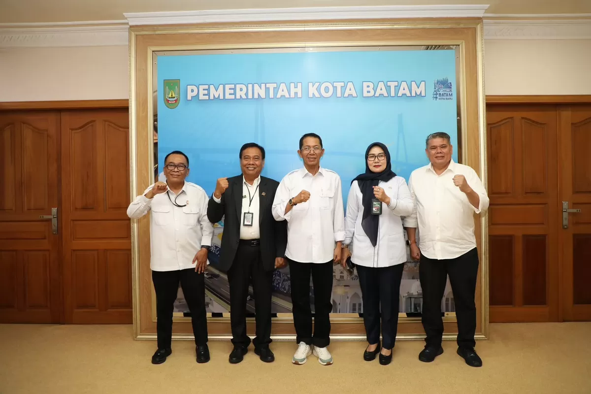 Wali Kota Batam, Amsakar Achmad, menerima kunjungan kerja Kepala PN Batam yang baru, Arizal Anwar, bersama mantan Kepala PN Batam, Tiwik, di Kantor Wali Kota Batam (Humas Diskominfo Batam )