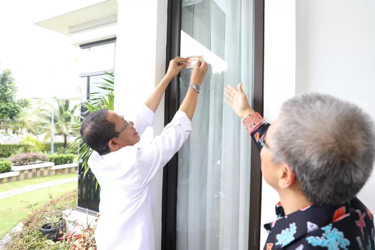 Wali Kota Batam, Amsakar Achmad, menempelkan stiker usai Sensus Ekonomi 2026 di kediamannya di Batamcentre (Humas Diskominfo Batam )