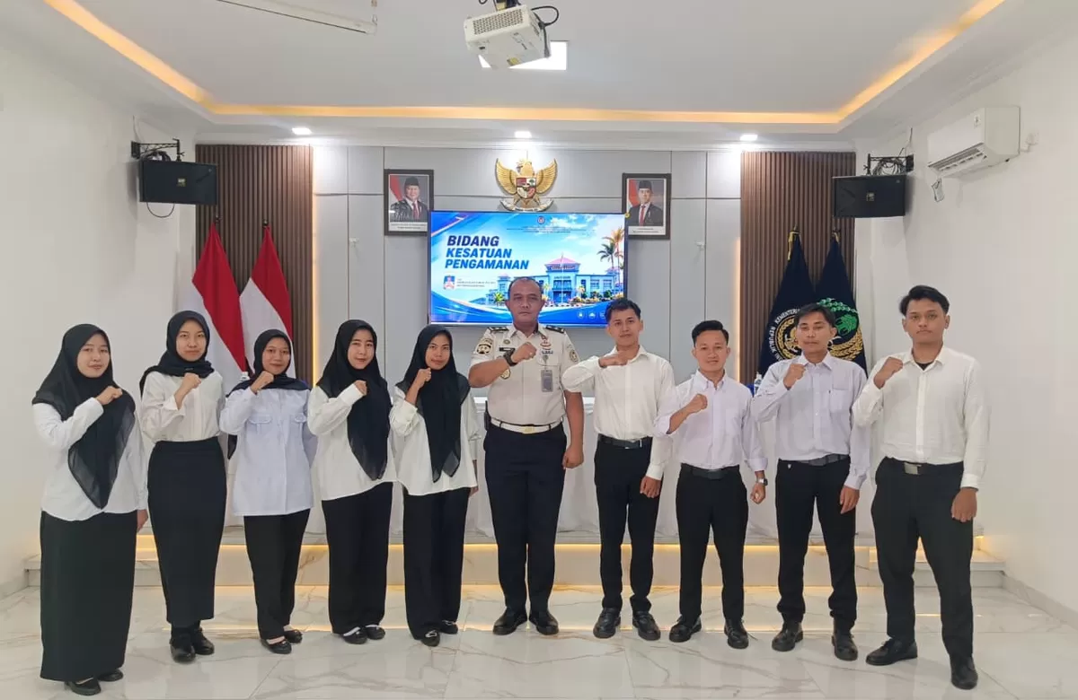 Kepala KPLP, Andre Silalahi foto bersama usai Sembilan peserta magang resmi memulai langkah awal mereka   (Humas Lapas Batam)