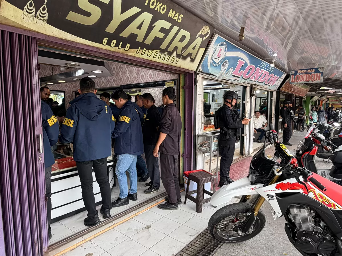 Personel kepolisian  menggeledah Toko Emas Syafira di Jalan Pasir Putih, Kecamatan Siak Hulu, Kabupaten Kampar (Foto Ist)