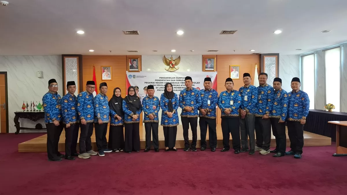 Kepala Dinas Pendidikan Provinsi Kepri, Dr. Andi Agung, S.E., M.M., bersama Sekretaris Dinas Pendidikan, Siti Hidayati Rochmah, S.Sos., M.Ec.Dev., beserta jajaran. (Muhammad Kamil)