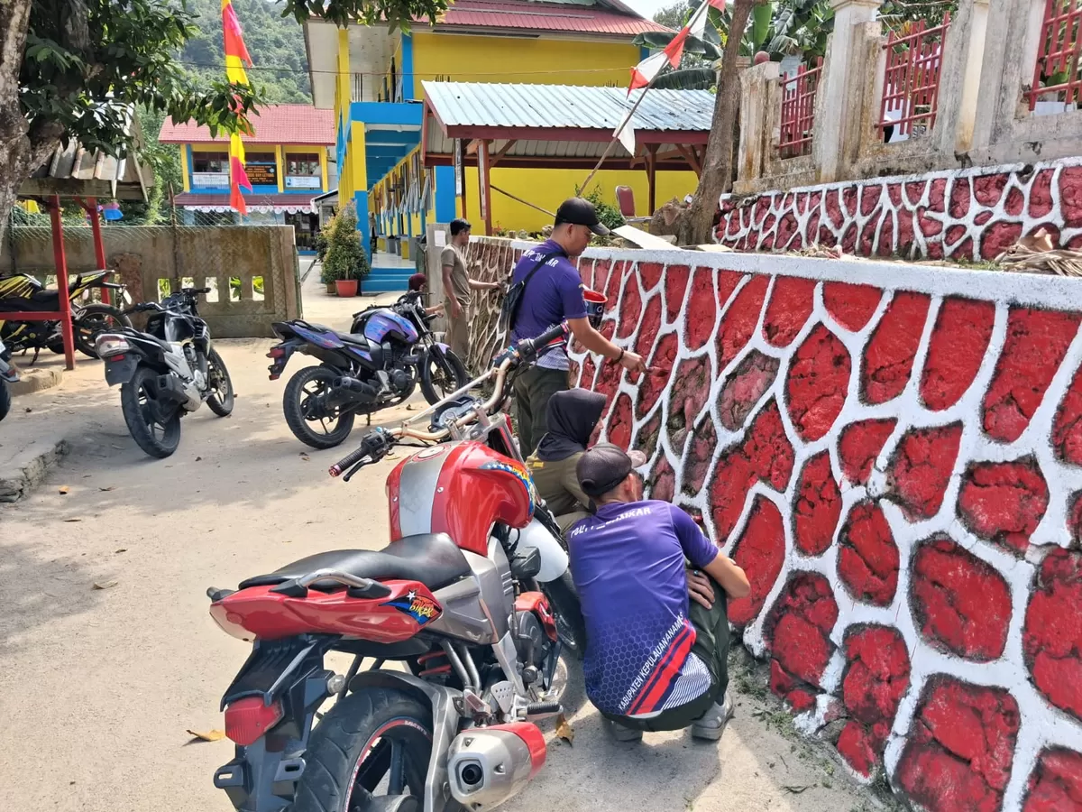 Menyambut Hari Ulang Tahun Kemerdekaan RI ke-81, Satpol PP dan BPBD Kecamatan Jemaja menggelar aksi goro,  kerja bakti di lingkungan Rumah Dinas Camat Jemaja, Rabu 12 Agustus 2026, pagi. (Ropi Kahardi)