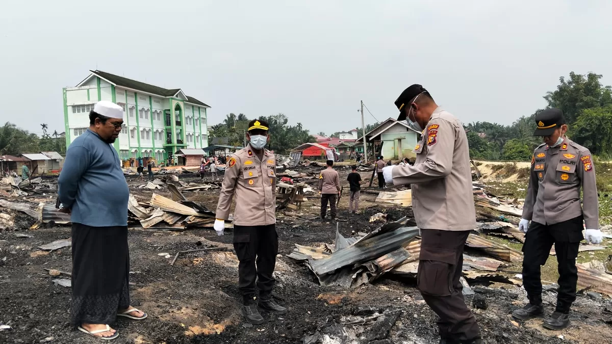 Kapolsek Kampar Kiri, Kompol Rusyandi Zuhri Siregar, didampingi Wakapolsek Iptu Wahyu Saputra dan Panit I Patroli Ipda Nurman Efendi (Foto Mc Riau)