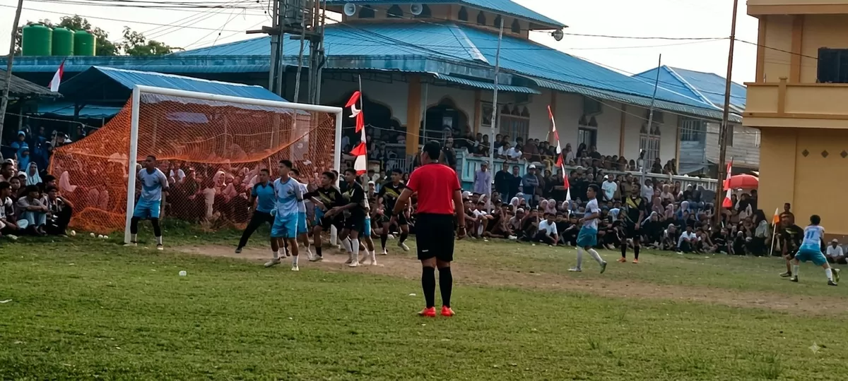 Laga sengit Fc KM Azka Desa Air Biru Vs Fc KTTH United Desa Rewak di Laga Hut RI ke 81 Kecamatan Jemaja, Kamis, 13 Agustus 2026, sore (Ropi Kahardi)
