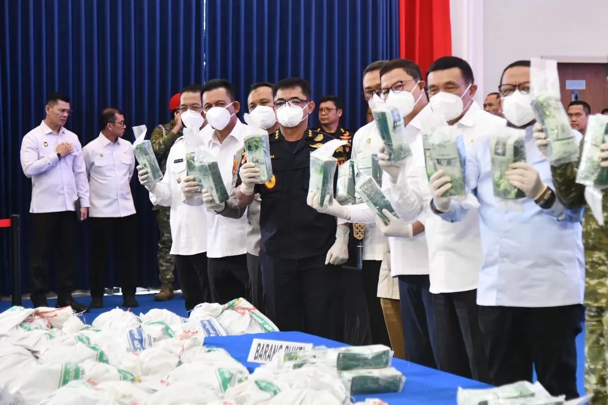 Gubernur Kepulauan Riau, Ansar Ahmad, besera Menteri Dalam Negeri, Kapolri, Kepala Staf Angkatan Laut, Kepala BNN RI, Kepala BAKAMLA RI, Wakil Jaksa Agung, Kabareskrim Polri, serta Dirjen Bea Cukai (Humas Diskominfo Kepri )