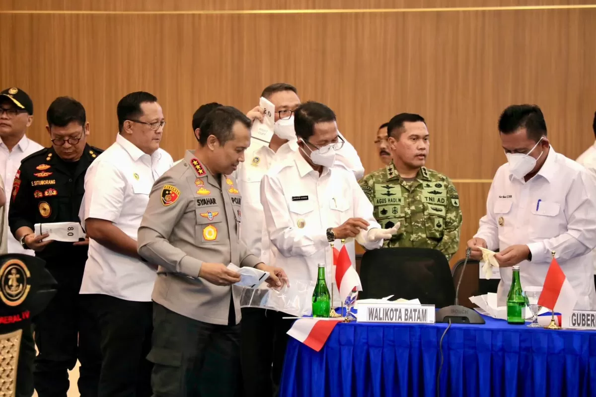 ​Wali Kota Batam, Amsakar Achmad, yang hadir dalam pemusnahan barang bukti psikotropika jenis ketamine sebanyak 1,3 ton senilai Rp2,076 triliun di Mako Kodaeral IV Batam  (Humas Diskominfo Batam )