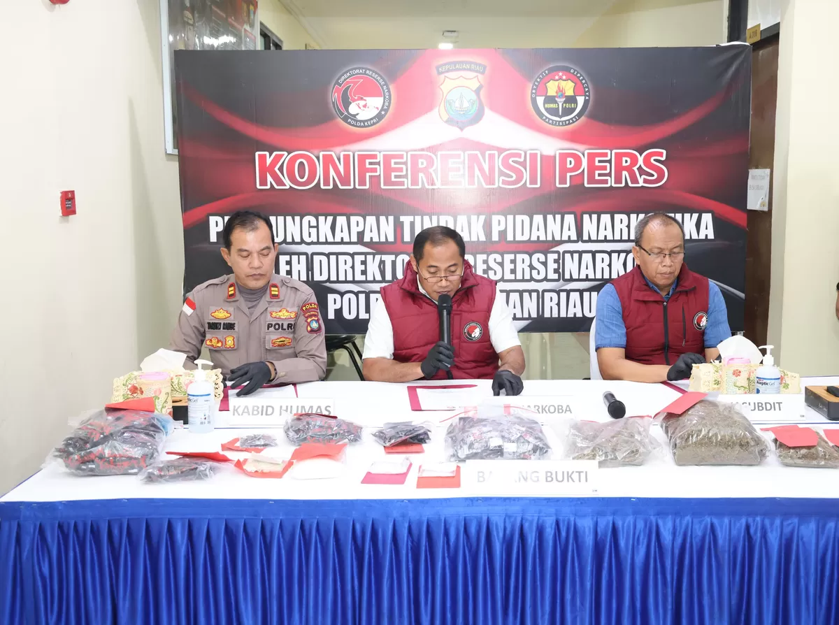 Barang bukti yang disita meliputi 627,28 gram sabu, 1.076 butir ekstasi, 1.149,90 gram ganja kering, dan 405 pcs etomidate (Ria Fahcrudin)