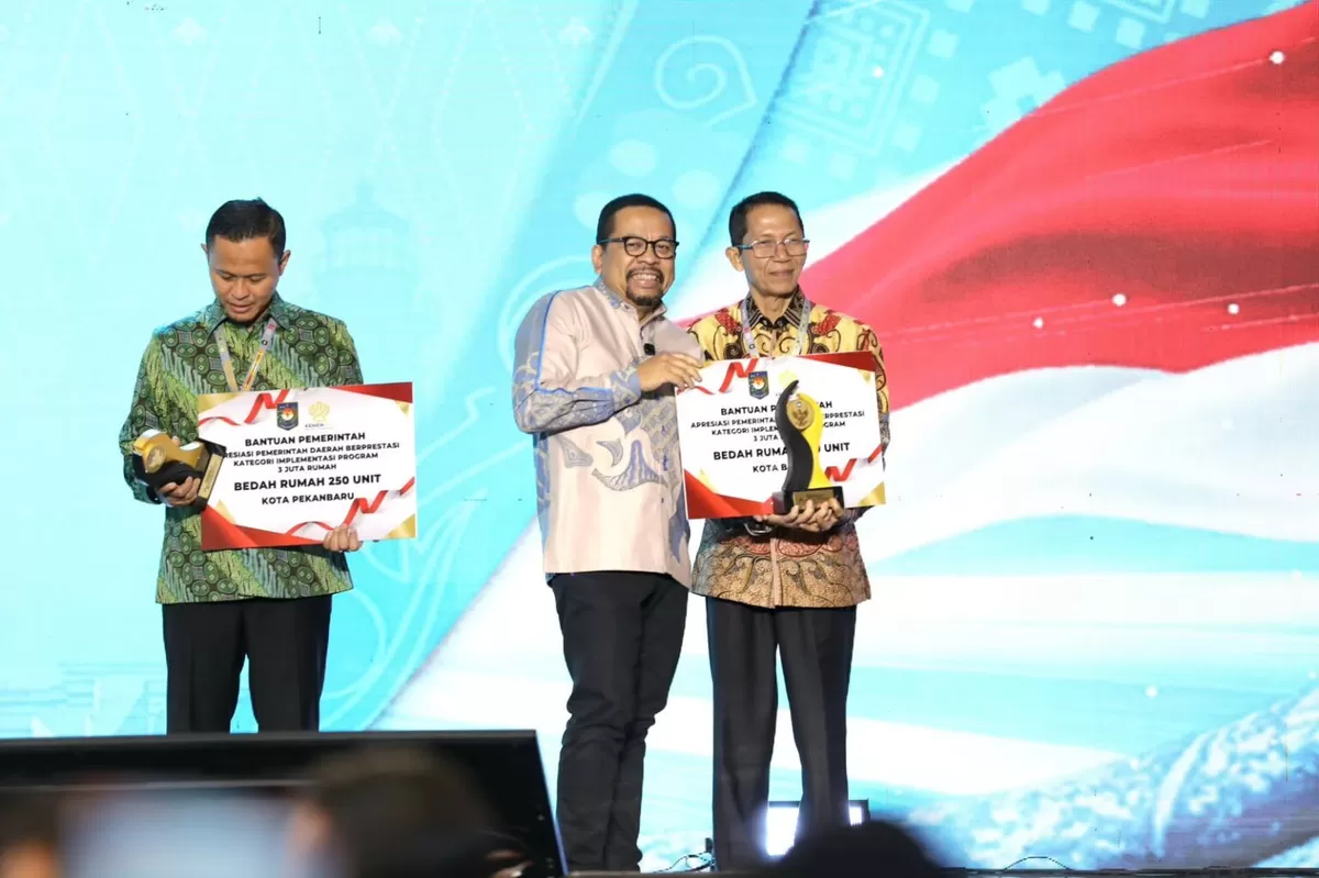 Wali Kota Batam, Amsakar Achmad, menerima penghargaan dalam Apresiasi Pemerintah Daerah Berprestasi Tahun 2026 di Hotel Radisson Batam (Humas Diskominfo Batam )