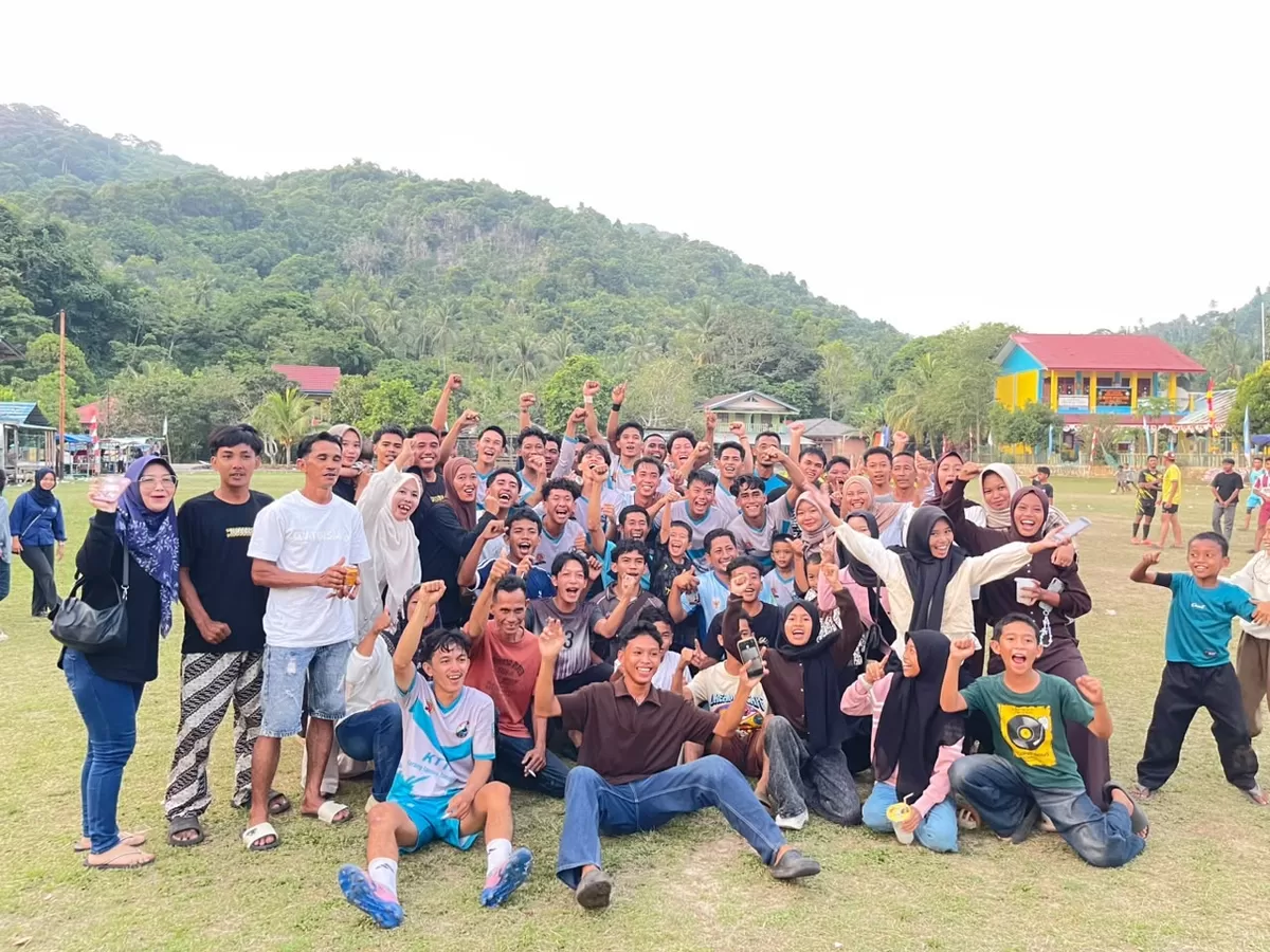 Penantian panjang berakhir. FC KTTH United Desa Rewak memastikan diri lolos ke babak final Turnamen HUT RI ke-81 setelah menaklukkan FC KM Azka Desa Air Biru dengan skor 0-0 dan menang 3-1 lewat adu penalti, Kamis, 13 Agustus 2026 di Lapangan Desa Kelurahan Letung (Ropi Kahardi )