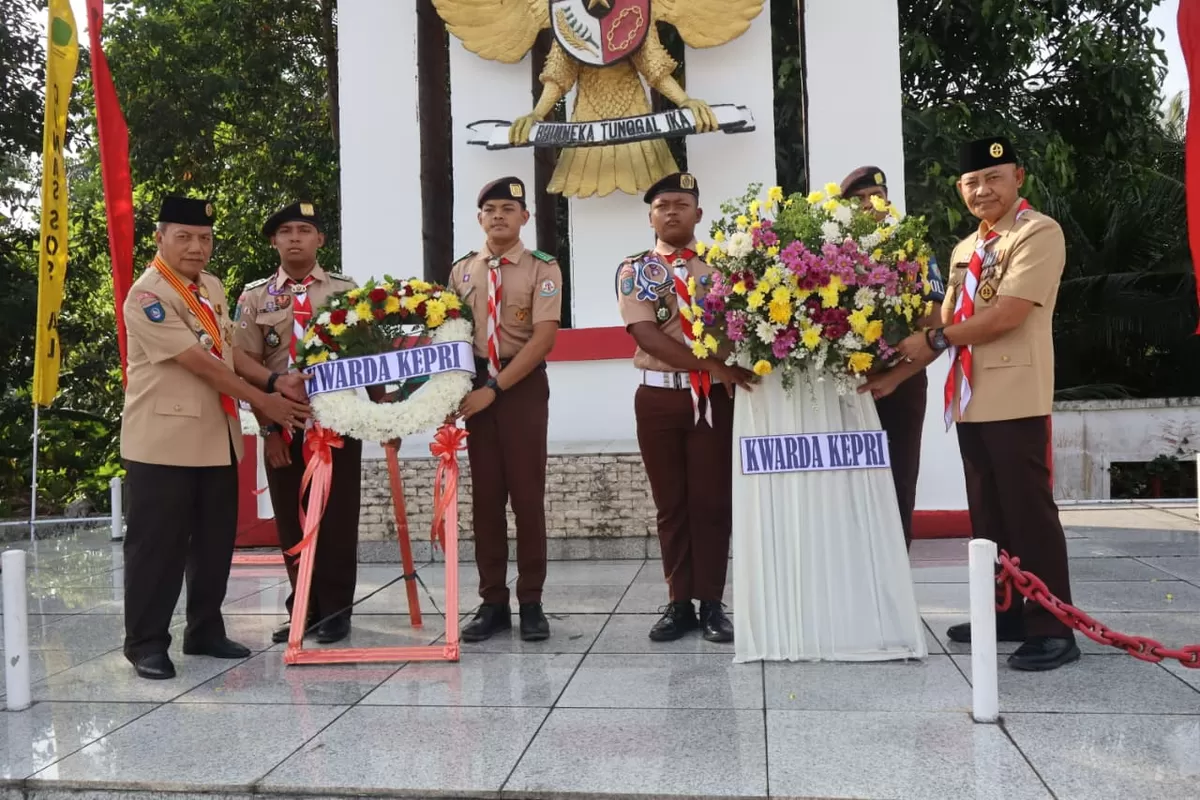 Ketua Kwarda Gerakan Pramuka Kepulauan Riau (Kepri), Drs. Adi Prihantara, M.M., jajaran pengurus dan anggota Pramuka berkumpul menjelang senja (Humas Disdik Kepri)