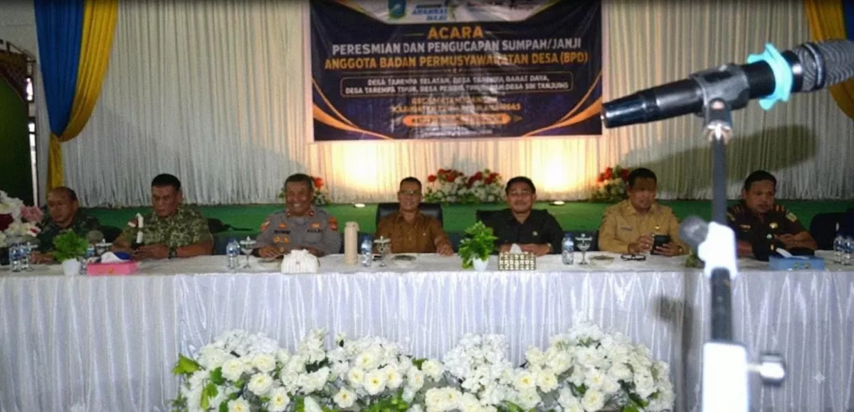Bupati Kepulauan Anambas, Aneng Menghadiri Pelantikan dan Pengambilan Sumpah/Janji Jabatan Anggota BPD Se-Kecamatan Siantan, kegiatan berlangsung di Gedung BMPS Kecamatan Siantan. (Ropi Kahardi )