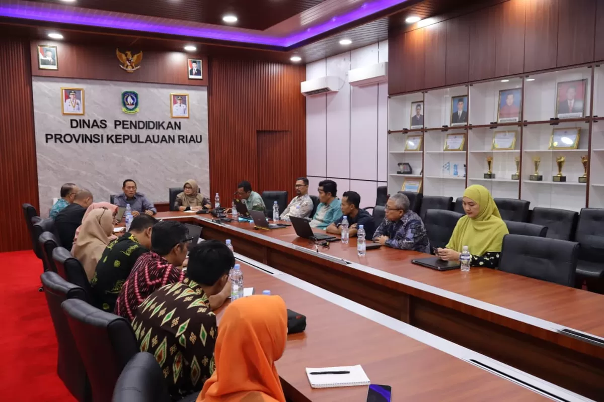 Kepala Dinas Pendidikan Kepri, Dr. Andi Agung, S.E., M.M., serta pegawai Disdik Kepri berkumpul dalam sebuah rapat internal (Humas Disdik Kepri )
