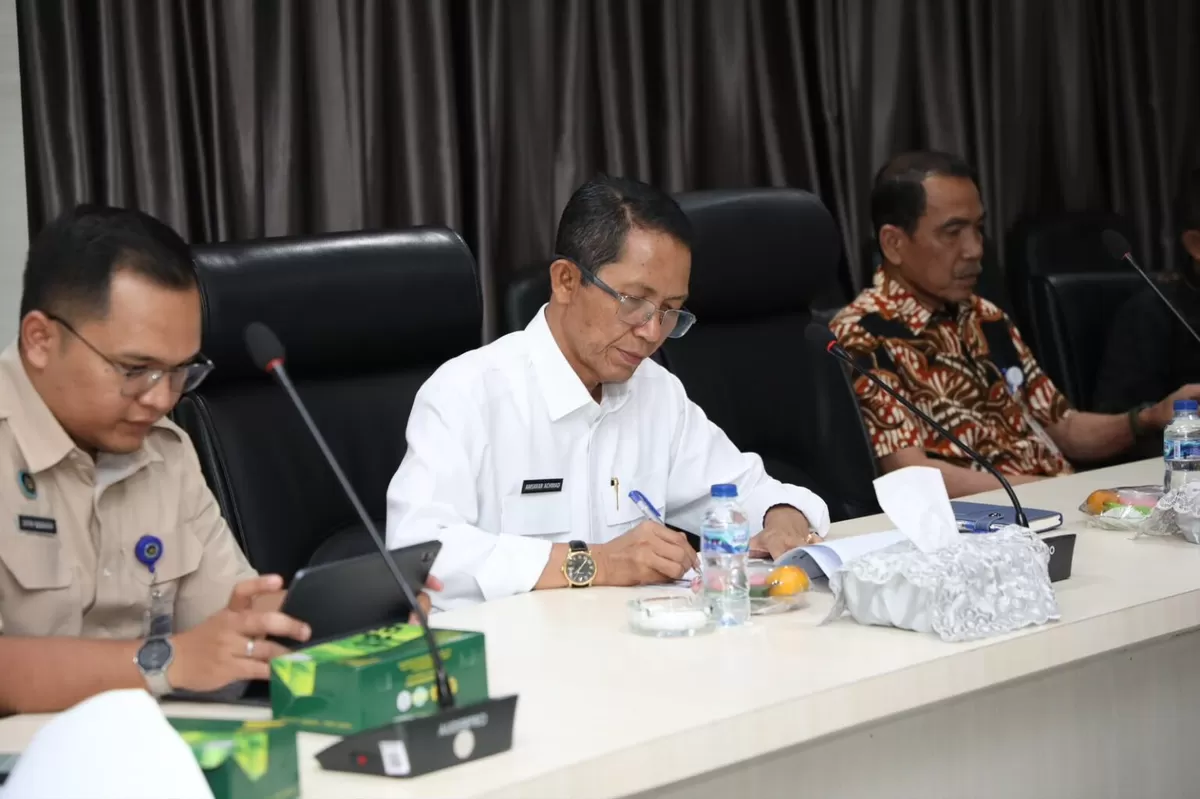 Wali Kota Batam, Amsakar Achmad, menyimak Rapat Koordinasi Pemantauan dan Optimalisasi Peran Pemerintah Daerah yang digelar secara virtual (Humas Diskominfo Batam )