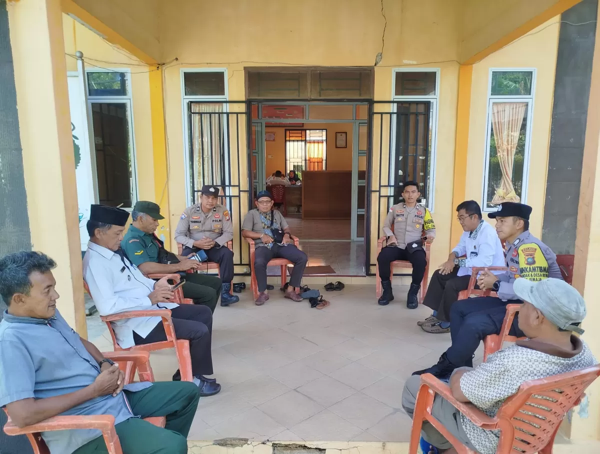 Kapolsek Jemaja, IPTU Sutomo, menegaskan bahwa kegiatan Jumat Curhat bukan sekadar agenda rutin, tetapi bagian dari upaya membangun kepercayaan antara polisi dan masyarakat. (Ropi Kahardi )