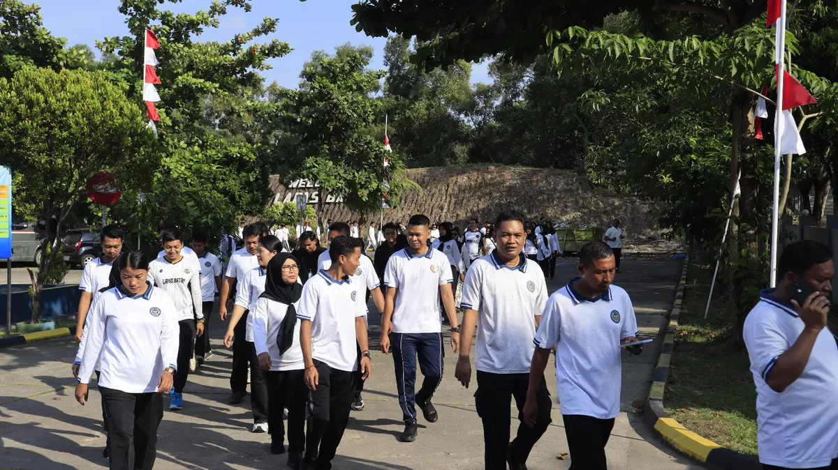 Aksi gotong royong ini diawali dengan fun walk yang diikuti oleh jajaran petugas dari seluruh UPT Pemasyarakatan se-Kota Batam. (Humas Lapas Barelang )