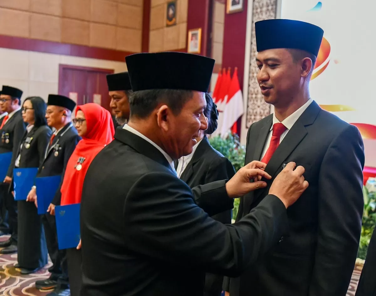 ​Penyematan penghargaan oleh Gubernur Kepulauan Riau, Ansar Ahmad (Humas Diskominfo Kepri )
