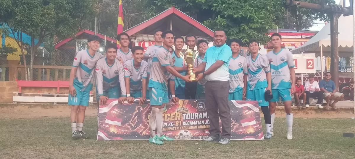 Penyerahan Trofi kemenangan oleh Camat Jemaja, Mudahir kepada Kapten Kesebelasan KTTH United Desa Rewak, Bastian di Lapangan Kelurahan Letung, Sabtu, 15 Agustus 2026, sore (Ropi Kahardi )
