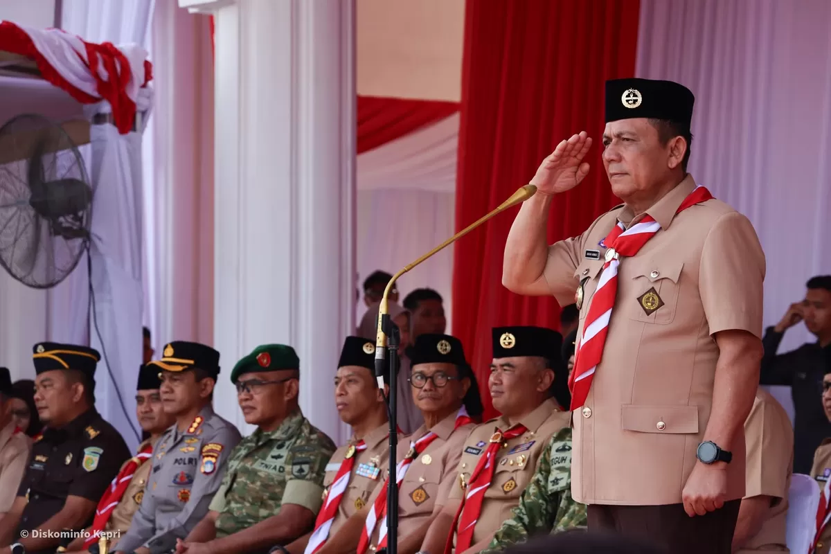 Gubernur Kepulauan Riau, Ansar Ahmad, selaku inspektur upacara (Humas Disdik kepri )